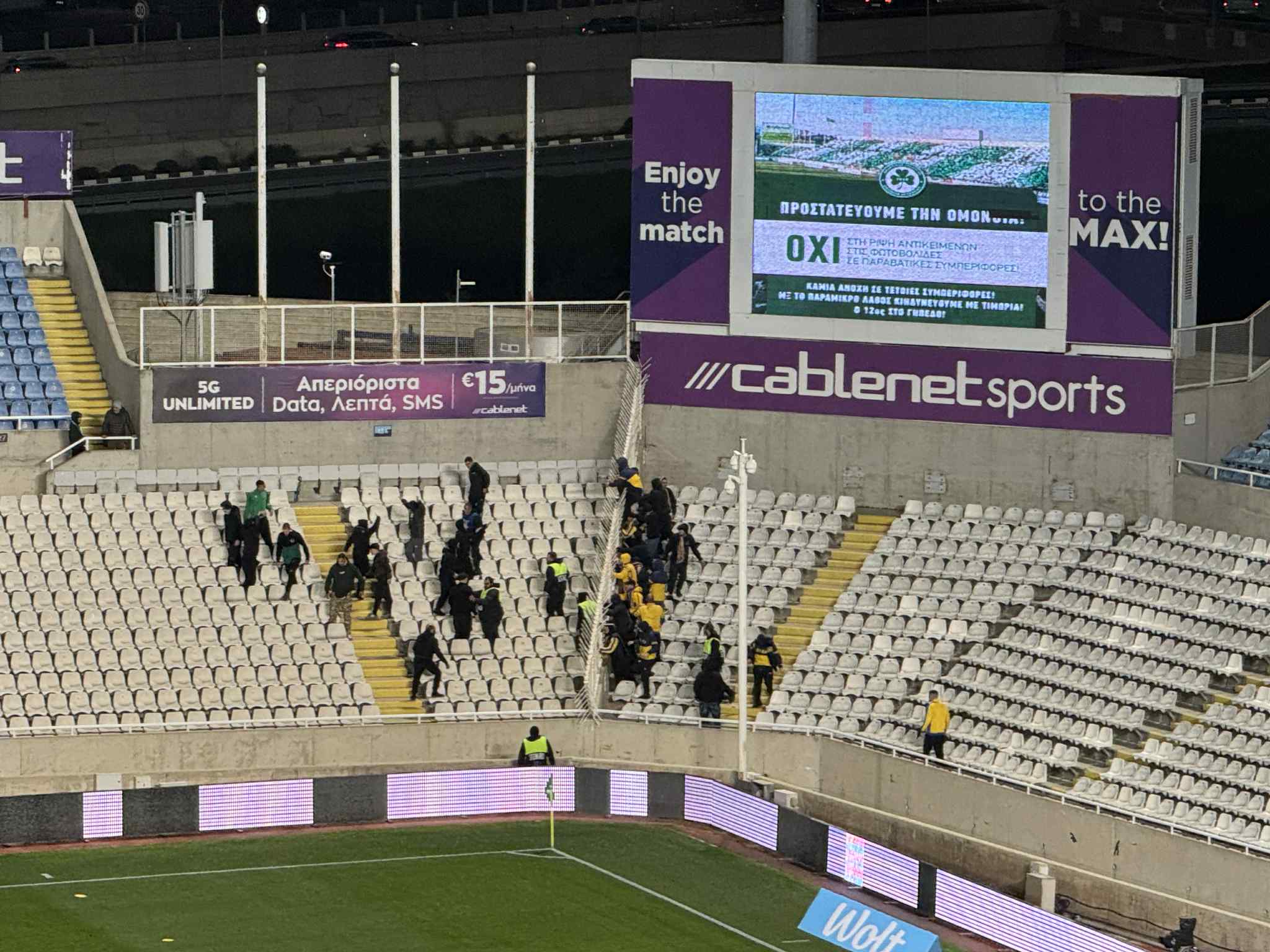 Μικροένταση ανάμεσα σε Ομονοιάτες και ΑΕΛίστες (ΦΩΤΟΓΡΑΦΙΑ)