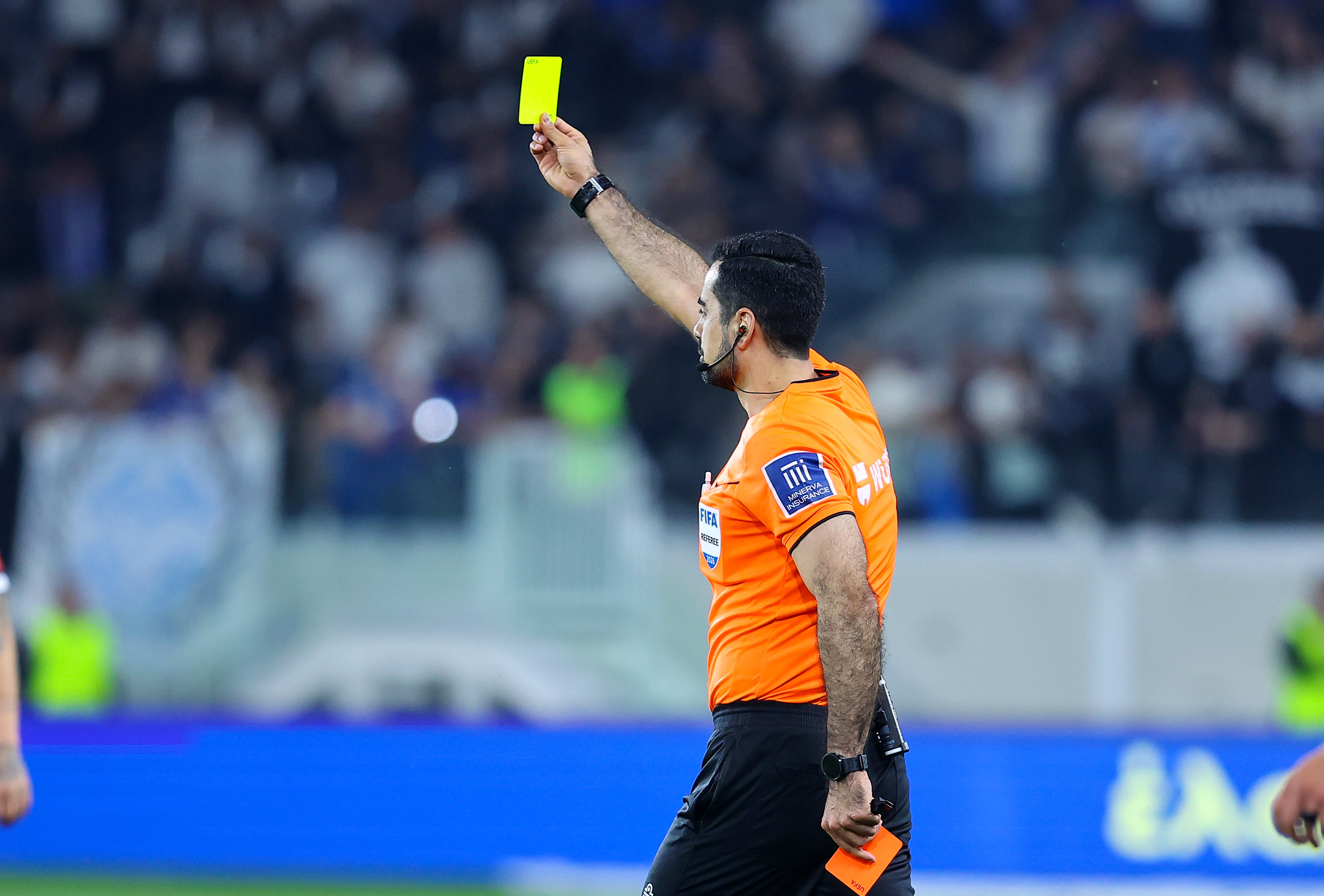 Παρέμβαση VAR-σωτηρία για τον Απόλλωνα: Πήρε πίσω την αποβολή ο Al-Hakim!