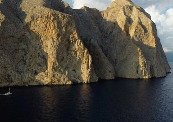 Το Γιβραλτάρ της Ελλάδας: Το νησί με τον πιο τρομακτικό βράχο στην Ευρώπη