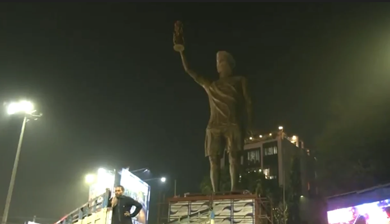 Το γιγαντιαίο άγαλμα του Μέσι στην Ινδία έχει 20 μέτρα ύψος και φτιάχτηκε σε μόλις 40 μέρες (BINTEO)