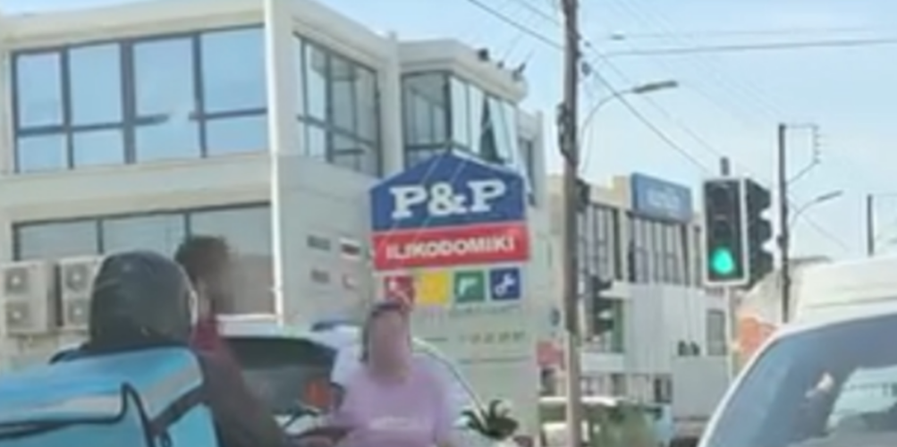VIDEO: ΧΑΜΟΣ σε δρόμο στη Λεμεσό ανάμεσα σε άνδρα και γυναίκα - Βγήκαν από τα αυτοκίνητα και... πιάστηκαν στα χέρια