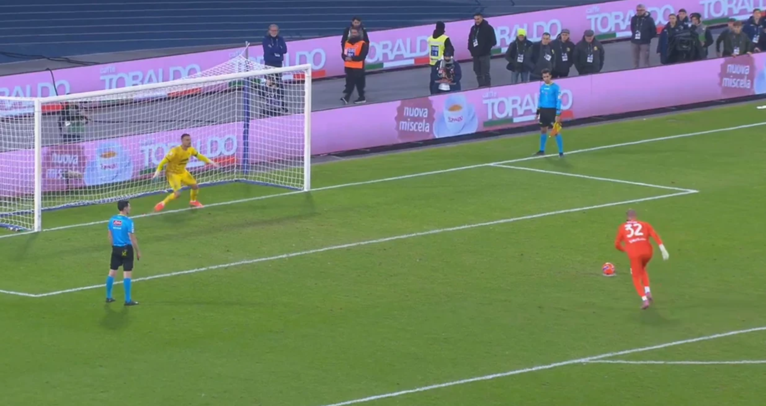 Τρομερό - Ο τερματοφύλακας της Νάπολι εκτέλεσε πέναλτι που ξεπέρασε τα 130 χιλιόμετρα την ώρα!