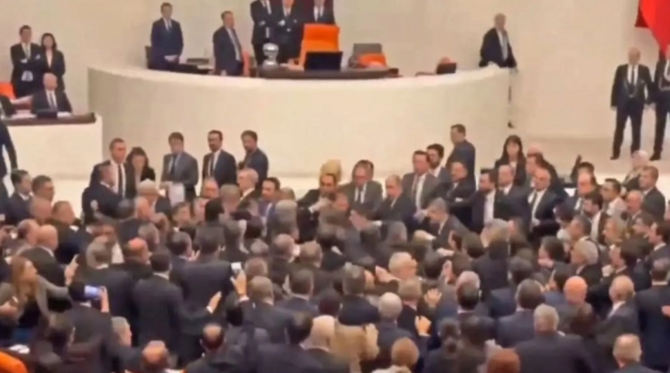 Χαμός στην Τουρκική Βουλή: Έπεσαν... κλωτσομπουνίδια για 10 ολόκληρα λεπτά! (ΒΙΝΤΕΟ)