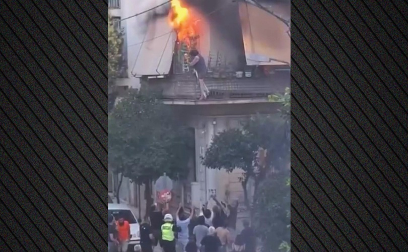 ΒΙΝΤΕΟ: «Πήδα γιαγιά, θα σε πιάσω» - Η συγκλονιστική στιγμή που ηλικιωμένη βουτάει στο κενό από το φλεγόμενο σπίτι της Καλλιθέας και σώζεται από πολίτες