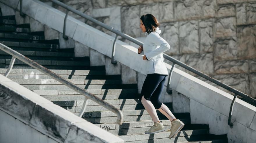 Ξέχνα το γυμναστήριο: Οι επιστήμονες λένε ότι οι σκάλες είναι η άσκηση που αλλάζει τη ζωή σου