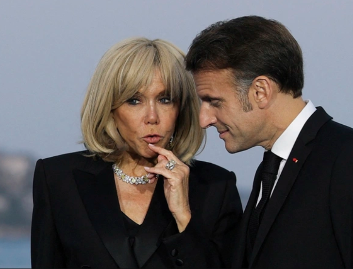 «Βρωμιάρες σκύλες, θα τις διώξουμε»: Σάλος με τα σχόλια της Μπριζίτ Μακρόν για φεμινίστριες