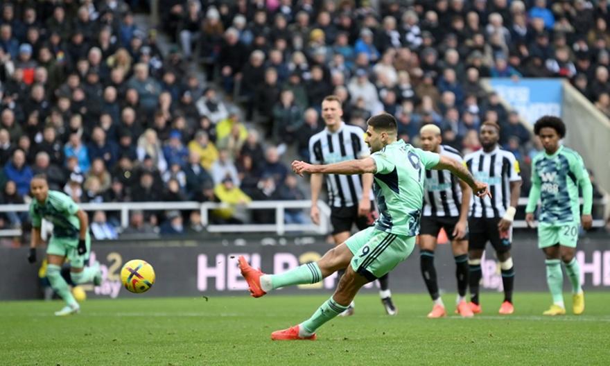 Ο ορισμός του… blooper: O Mίτροβιτς σκόραρε με πέναλτι και το γκολ ακυρώθηκε λόγω διπλής επαφής!