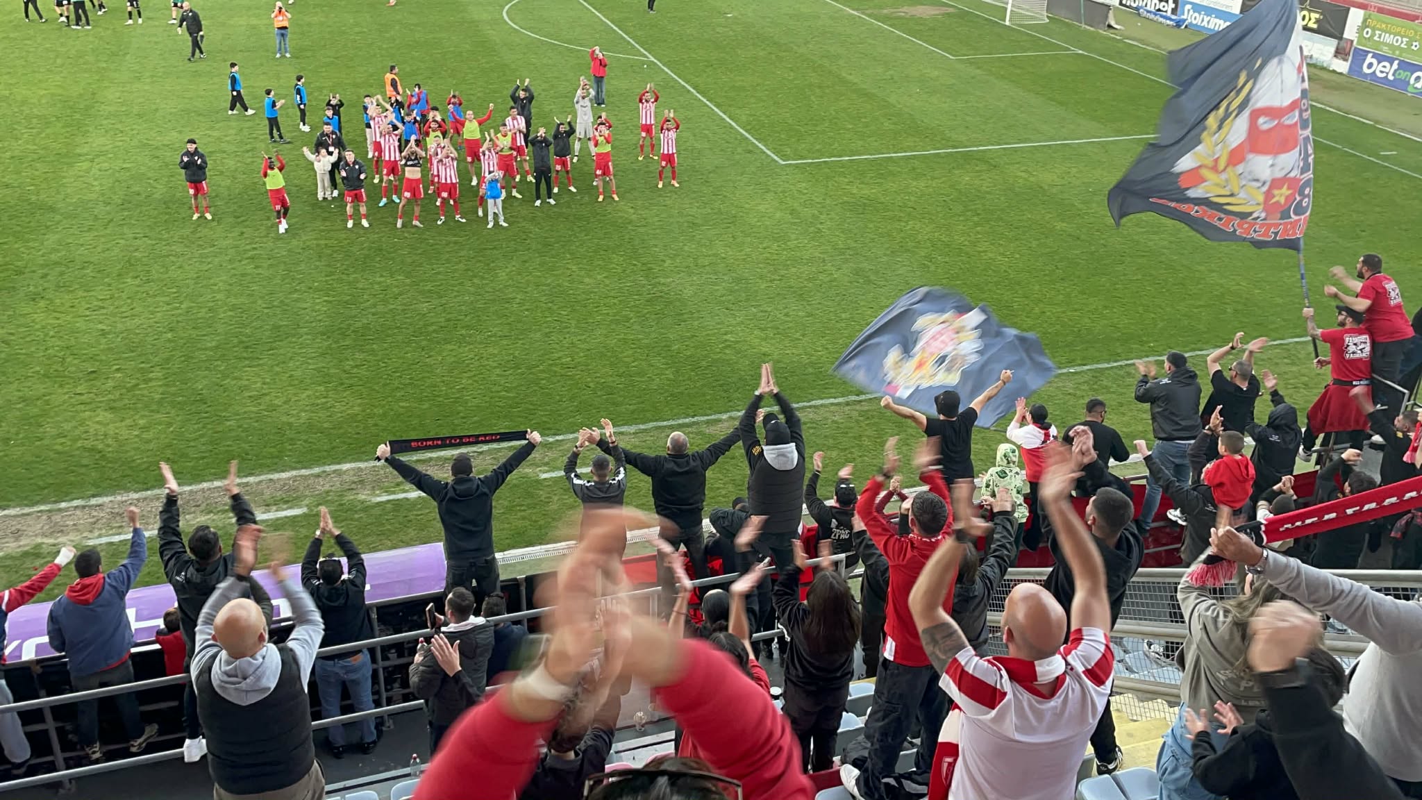 Αποθέωση μετά την νίκη της Νέας Σαλαμίνας - ΒΙΝΤΕΟ