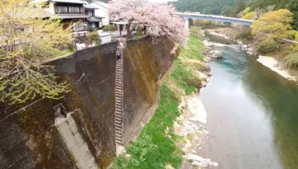 «Δεν κατεβαίνεις από εκεί»: Η «πιο τρομακτική σκάλα» της Ιαπωνίας προκαλεί ίλιγγο