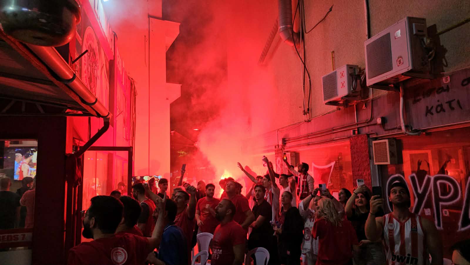 «Ερυθρόλευκη» τρέλα και στην Κύπρο: Έτσι γιόρτασαν οι οπαδοί του Ολυμπιακού την κατάκτηση της Euroleague! (ΦΩΤΟΓΡΑΦΙΕΣ&ΒΙΝΤΕΟ)