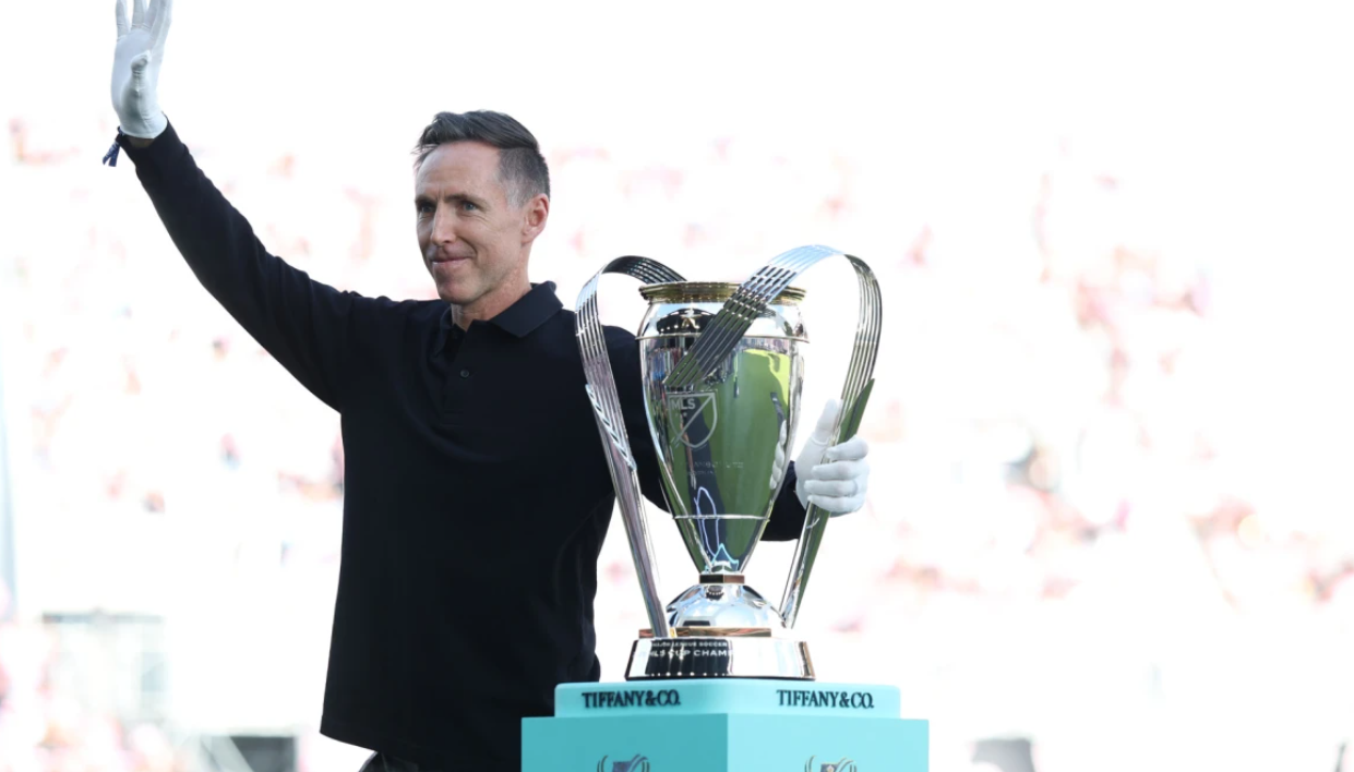 Ο λόγος που θρύλος του NBA μετέφερε το τρόπαιο του MLS πριν τον τελικό φορώντας γάντια  