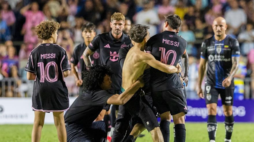 ΒΙΝΤΕΟ: Ο Μέσι βρέθηκε στο έδαφος μετά από «ντου» θαυμαστή σε φιλικό στο Πουέρτο Ρίκο