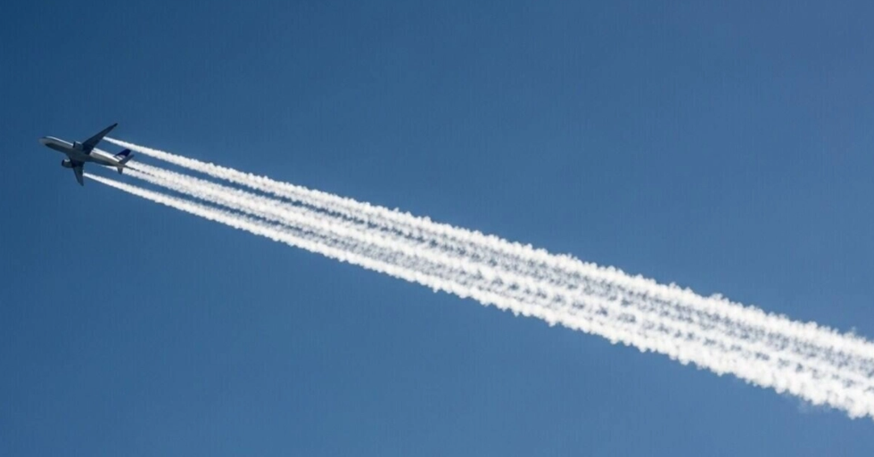 Τελικά, μας ψεκάζουν; Γιατί τα αεροπλάνα αφήνουν λευκές ουρές στον ουρανό