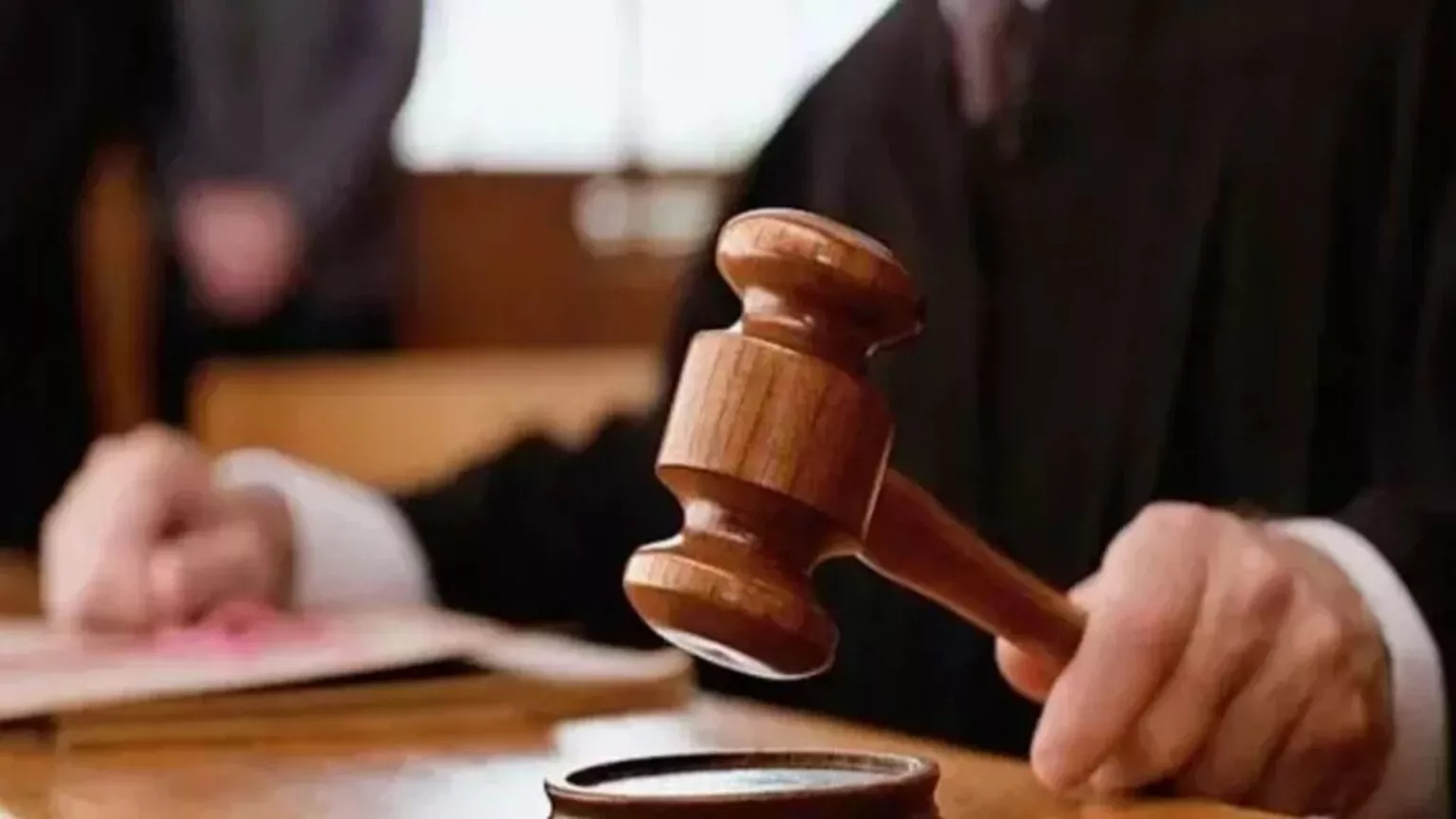 Οδηγούσε με μαθητική άδεια χωρίς συνοδό: Στη φυλακή 41χρονη για τον θάνατο 35χρονου μοτοσικλετιστή στο Παραλίμνι