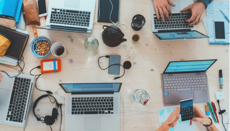 Τι είναι η κουλτούρα «9-9-6»: Πώς οι εταιρείες AI καθιερώνουν εργασία 72 ωρών