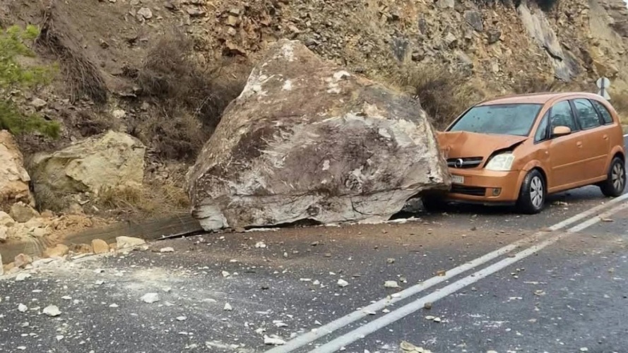 Σοκαριστικό περιστατικό: Οδηγός είδε τεράστιο βράχο να πέφτει μπροστά στο αυτοκίνητο του