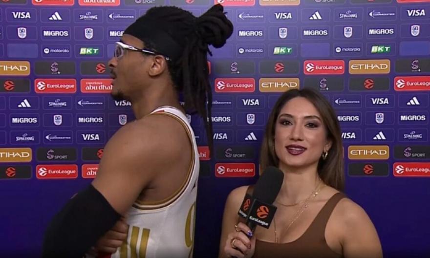 Έκανε δηλώσεις με γυρισμένη την πλάτη του στη δημοσιογράφο