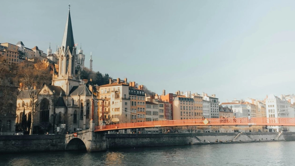 Οι 10 πόλεις της Ευρώπης με τα πιο φθηνά αεροπορικά εισιτήρια (BINTEO)