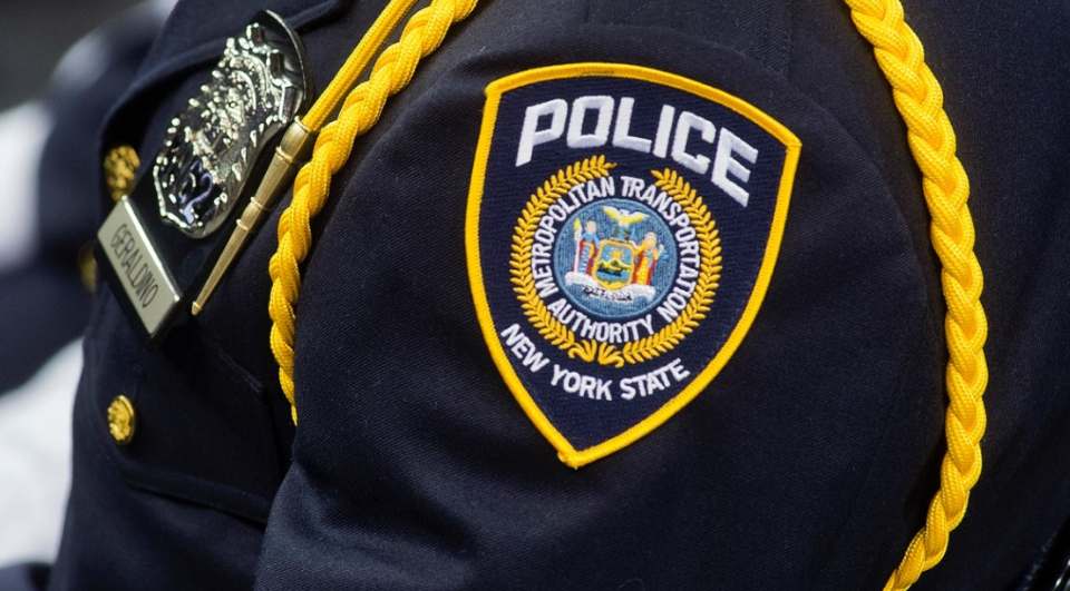 Συγκλονιστική στιγμή: Αστυνομικός έσωσε μωρό που πνιγόταν στην άκρη αυτοκινητόδρομου – Δείτε βίντεο