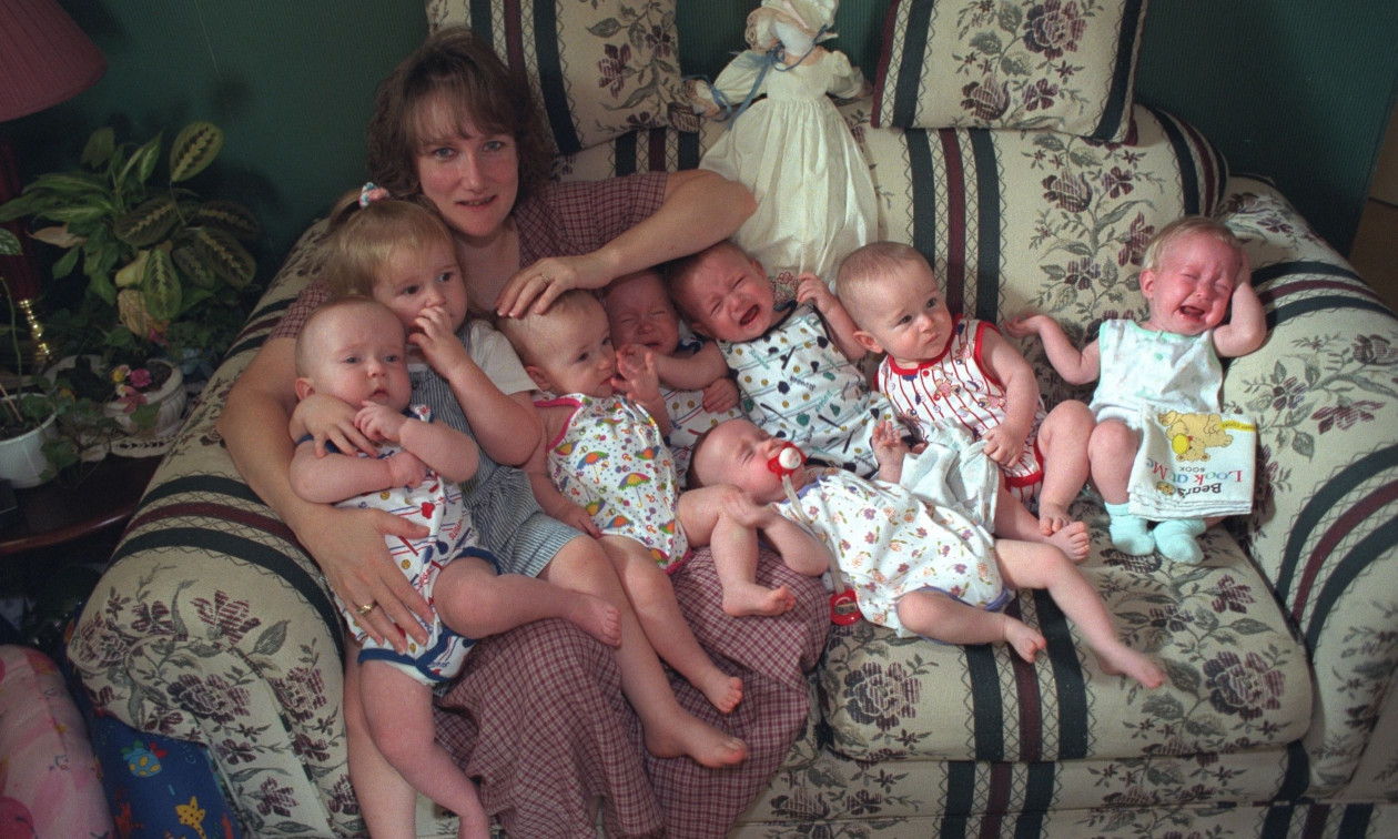 Γέννησε… επτάδυμα πριν από 28 χρόνια – Πώς είναι σήμερα η οικογένειά της