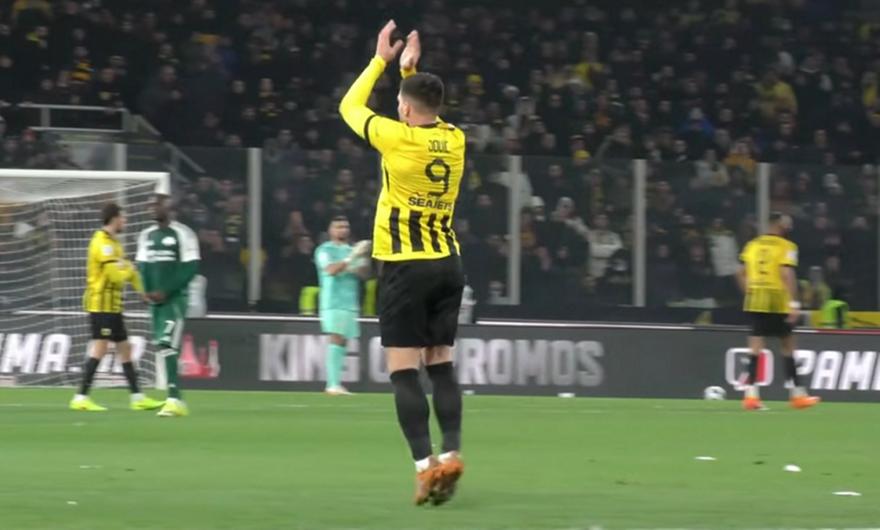 Η τρέλα στον πάγκο της ΑΕΚ, η αποθέωση σε Γιόβιτς και Ρότα και… ο ενθουσιασμός του παπά!