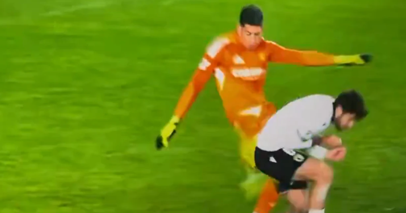 Κι όμως το' χει ξανακάνει: Ο γκολκίπερ που έριξε γροθιά εν ώρα αγώνα, είχε κλωτσήσει αντίπαλο (ΒΙΝΤΕΟ)