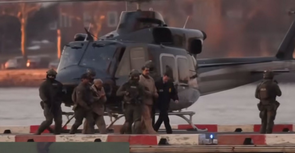 Κινηματογραφική η μεταφορά του Μαδούρο στο δικαστήριο, με ελικόπτερο, αυτοκινητοπομπή και πάνοπλους αστυνομικούς (ΒΙΝΤΕΟ)