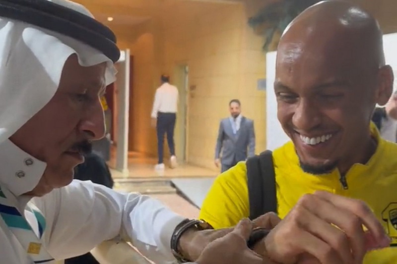 Τρελαμένος Σαουδάραβας χαρίζει στον Φαμπίνιο το πανάκριβο ρολόι του μετά το ντεμπούτο του!