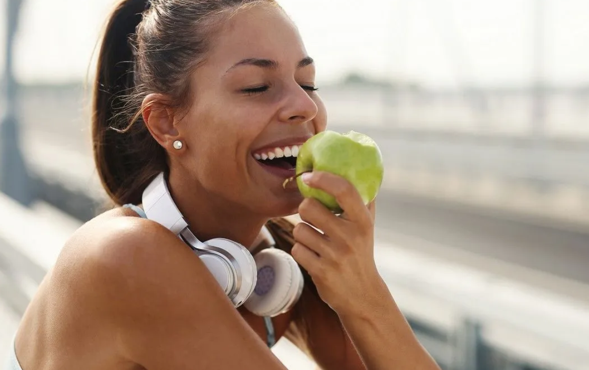 Γιατί δεν πρέπει να αφαιρείς ποτέ τη φλούδα από το μήλο