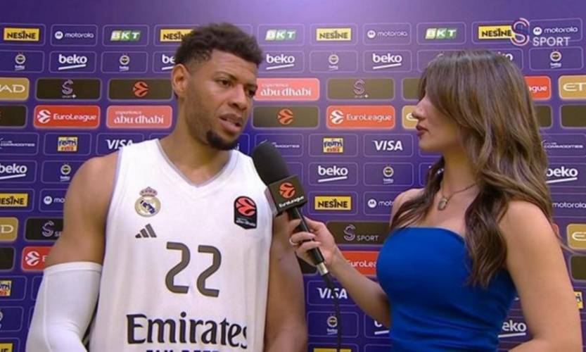 Δείτε τι σκαρφίστηκε Τουρκάλα δημοσιογράφος για να... χωρά στο πλάνο της συνέντευξης με τον ύψους 2,21μ. Ταβάρες! (ΦΩΤΟΓΡΑΦΙΑ)