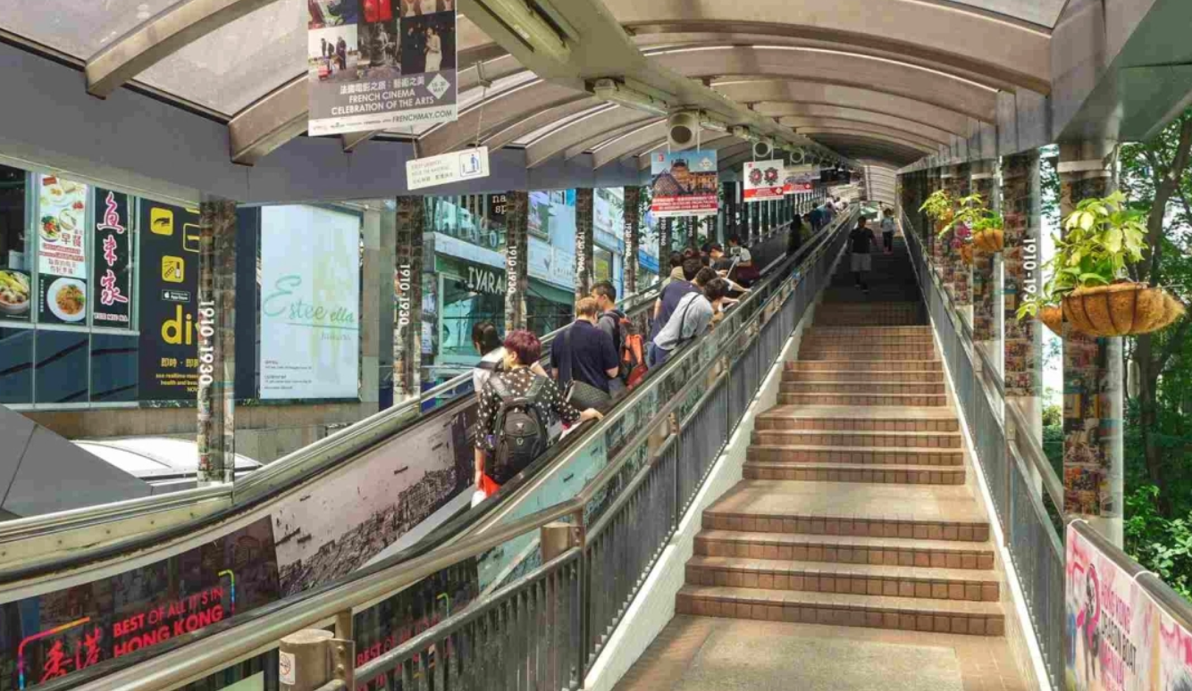 Αυτή είναι μία από τις μεγαλύτερες υπαίθριες κυλιόμενες σκάλες στον κόσμο: Η παγίδα που κρύβεται στα 800 μέτρα της 