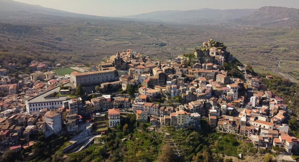Το μικρό χωριό της Ιταλίας που προσφέρει δωρεάν στέγαση και εργασία