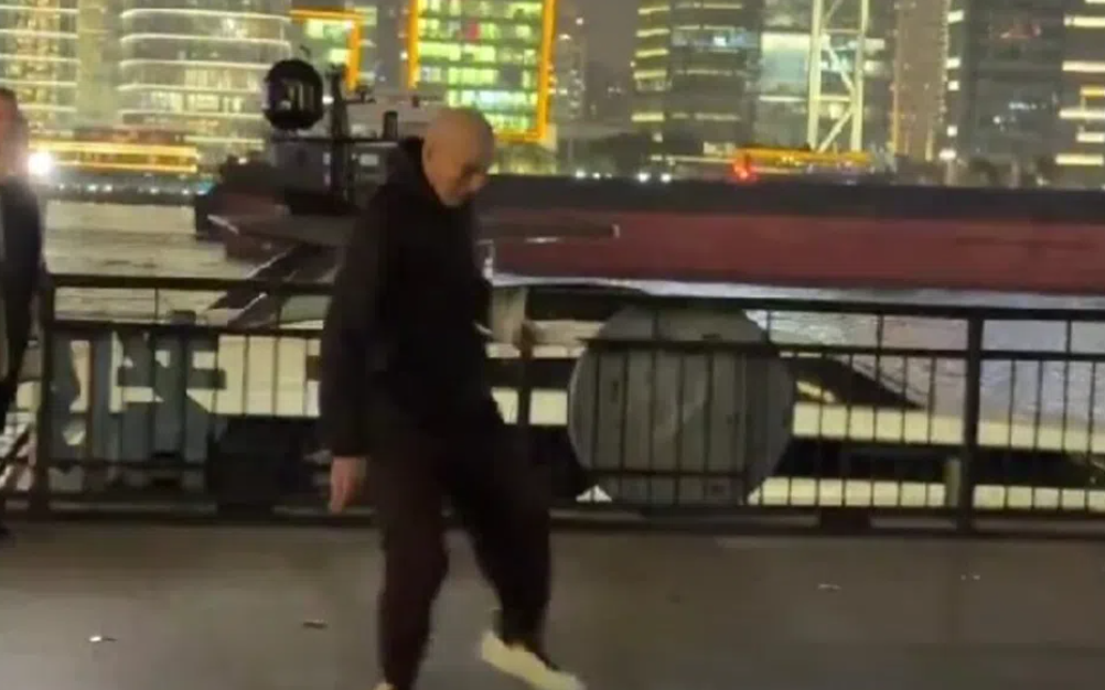 Ο Ζιντάν έπαιξε ένα «μυστηριώδες» παιχνίδι στους δρόμους της Σαγκάης