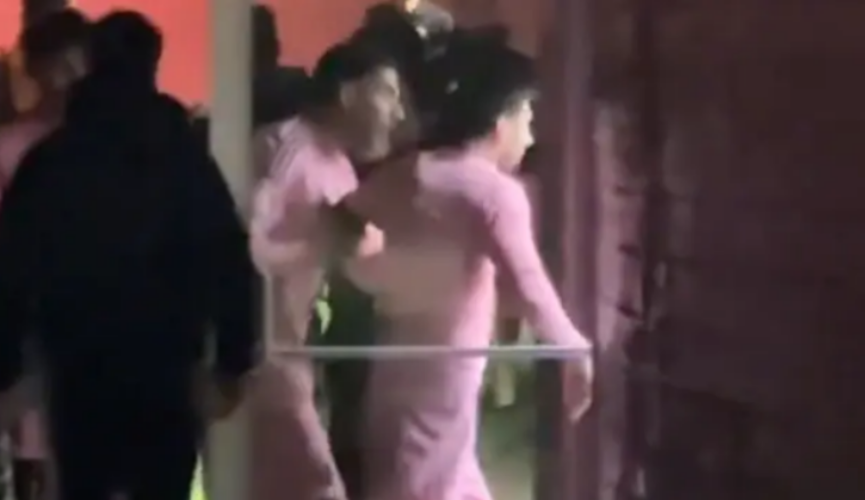 Σπάνια εικόνα για τον Μέσι - Πήγε να «κυνηγήσει» τον διαιτητή και τον κρατούσε ο Σουάρες! (ΒΙΝΤΕΟ)