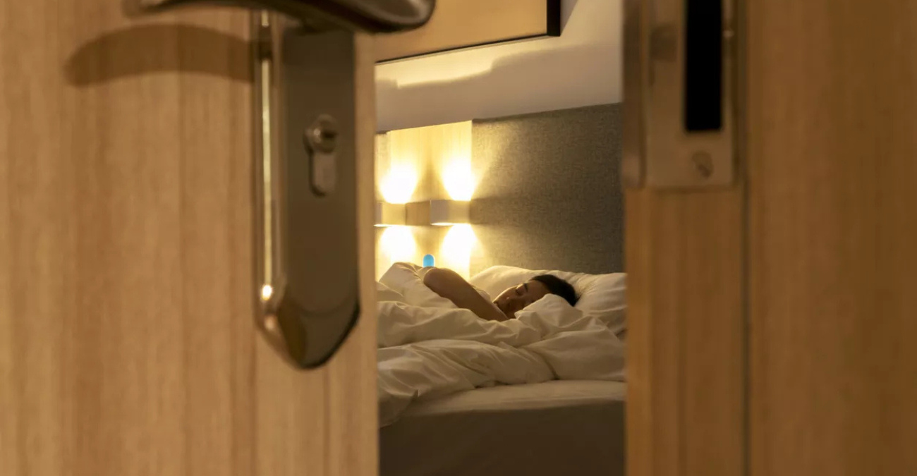 Κοιμάστε με την πόρτα ανοιχτή ή κλειστή; Τι προτείνουν οι ειδικοί για καλύτερο ύπνο