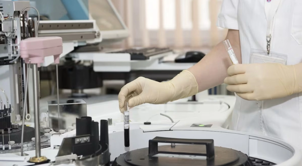 Ζωή έως και 250 έτη; Ιάπωνες επιστήμονες ανακάλυψαν «κουμπί διακοπής» για τη γήρανση των κυττάρων