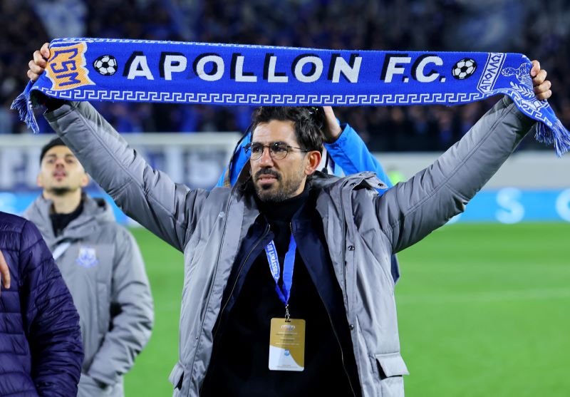 Σήκωσε και το κασκόλ ο «καλλιτέχνης»! 