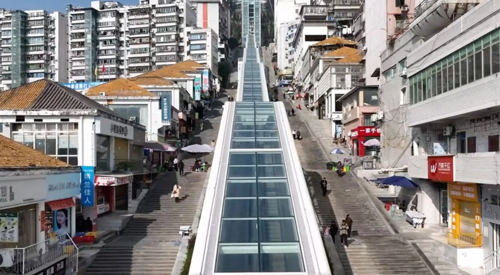 Πόλη στην Κίνα κατασκεύασε το μεγαλύτερο σύστημα με κυλιόμενες σκάλες εξωτερικού χώρου