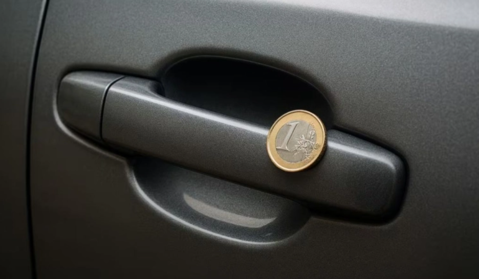 Τον νου σου: Αν δεις κέρμα στο χερούλι του αυτοκινήτου σου, δεν είναι η τυχερή σου μέρα