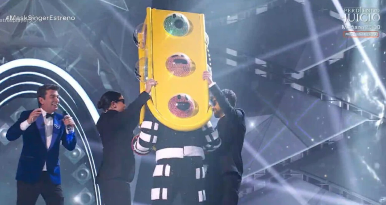 Παλαίμαχος θρύλος του ποδοσφαίρου έγινε viral - Τραγούδησε ντυμένος... φανάρι (ΒΙΝΤΕΟ)