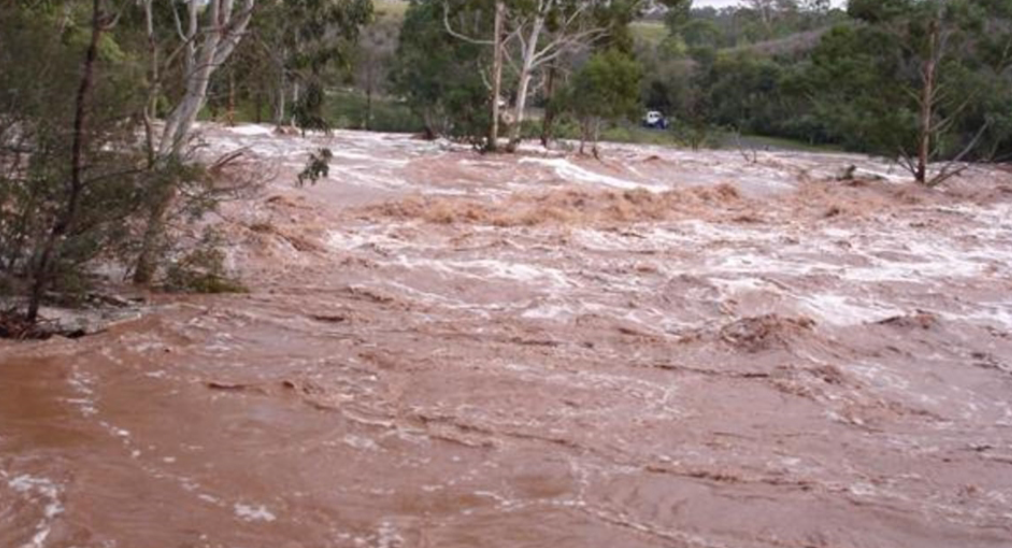 Χριστούγεννα με μπόρα: Δρόμοι ποτάμια και προβλήματα στο οδικό δίκτυο σε διάφορες περιοχές - Δείτε βίντεο