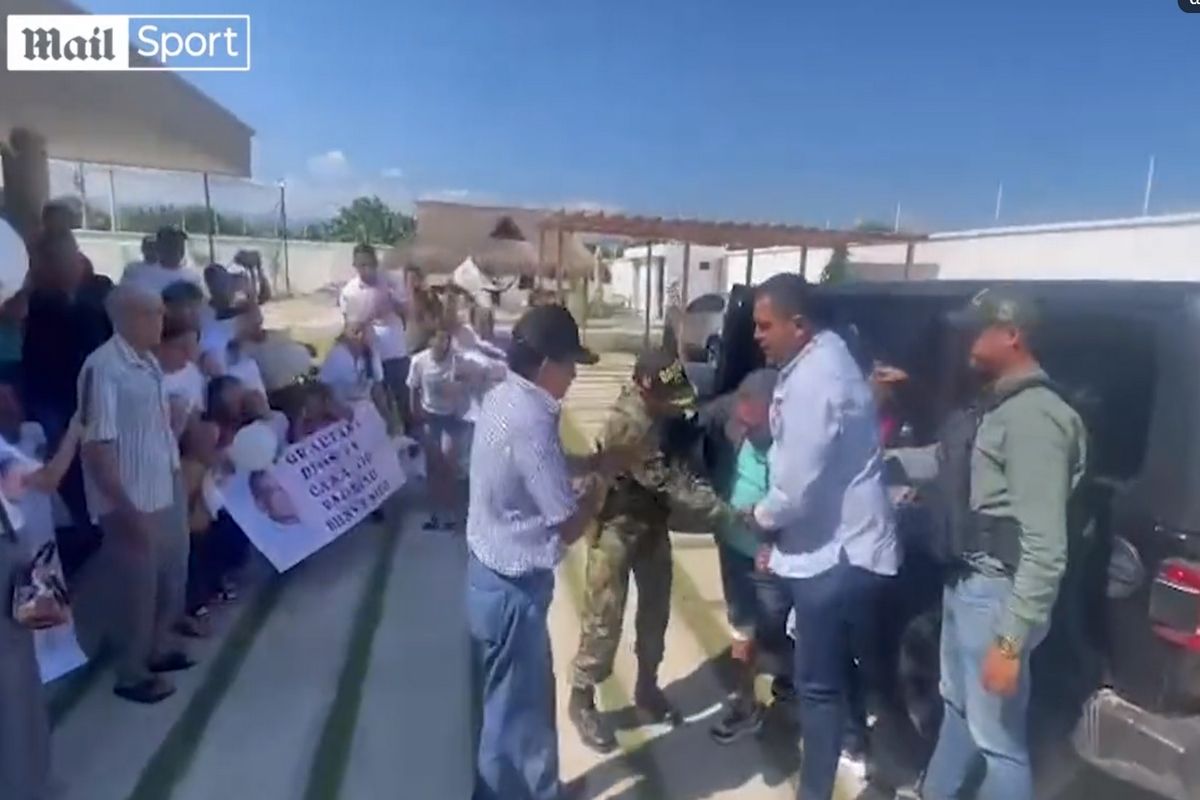 Η συγκίνηση του πατέρα του Λουίς Ντίας την στιγμή που επιστρέφει στην οικογένειά του (ΒΙΝΤΕΟ)