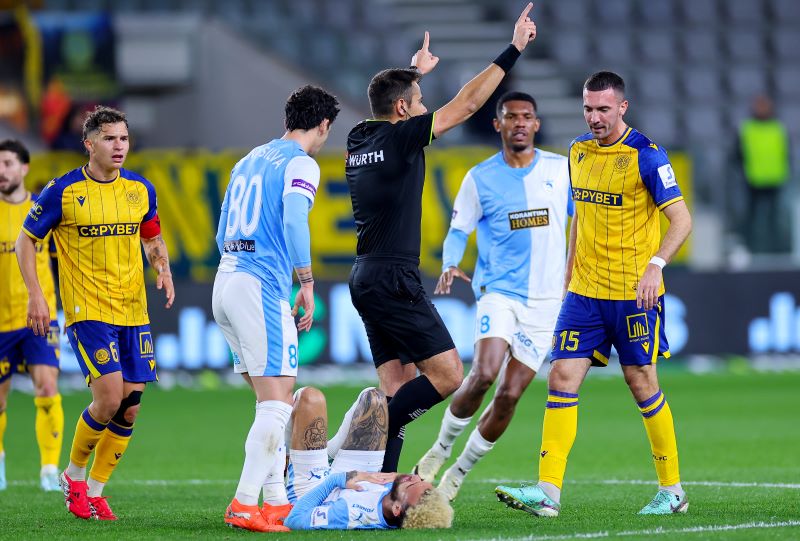 Τραβηγμένο απ’ τα μαλλιά το φάουλ, πριν το πέναλτι…