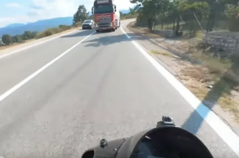 Παραλίγο τραγωδία μετά από προσπέραση οδηγού βυτιοφόρου σε «τυφλή» στροφή - Δείτε το σοκαριστικό βίντεο