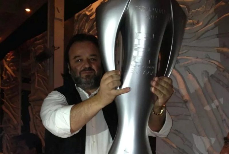 Dailypost: Όταν ο Μάριος Ηλιόπουλος πανηγύριζε με την κούπα του Ολυμπιακού το 2012