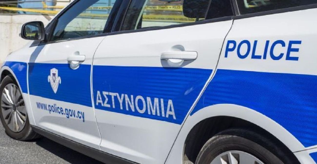 Αυτοκίνητο «μπούκαρε» σε καφετέρια στην Κύπρο - Τραυματίστηκαν δύο πελάτες - Δείτε βίντεο