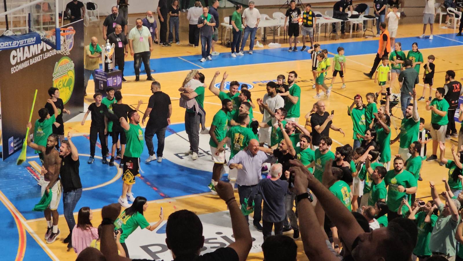 Καραπατάκης και κόσμος ΖΗΤΗΣΑΝ και το κύπελλο το Σάββατο (ΒΙΝΤΕΟ)