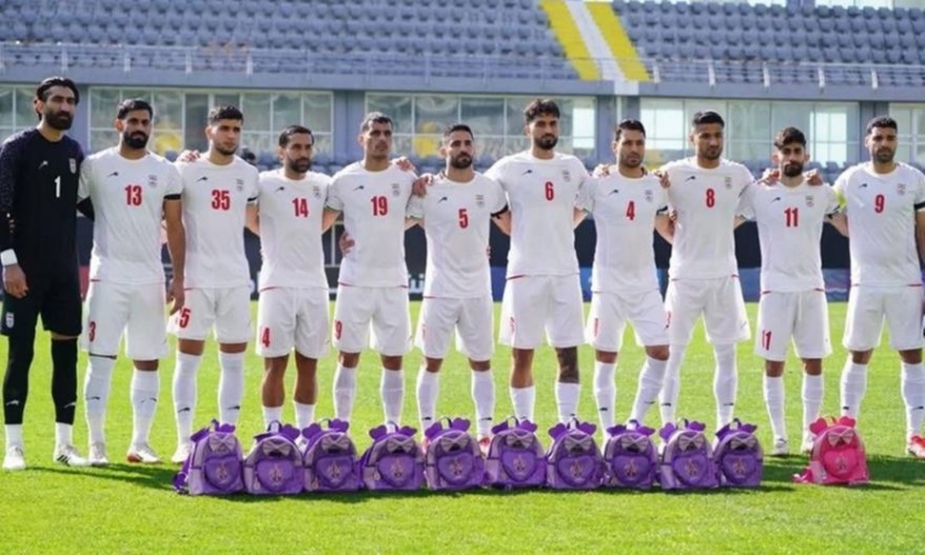 Συγκλόνισαν Ταρέμι και παίκτες του Ιράν τιμώντας την τραγωδία στη Μινάμπ με σχολικές τσάντες (ΒΙΝΤΕΟ)