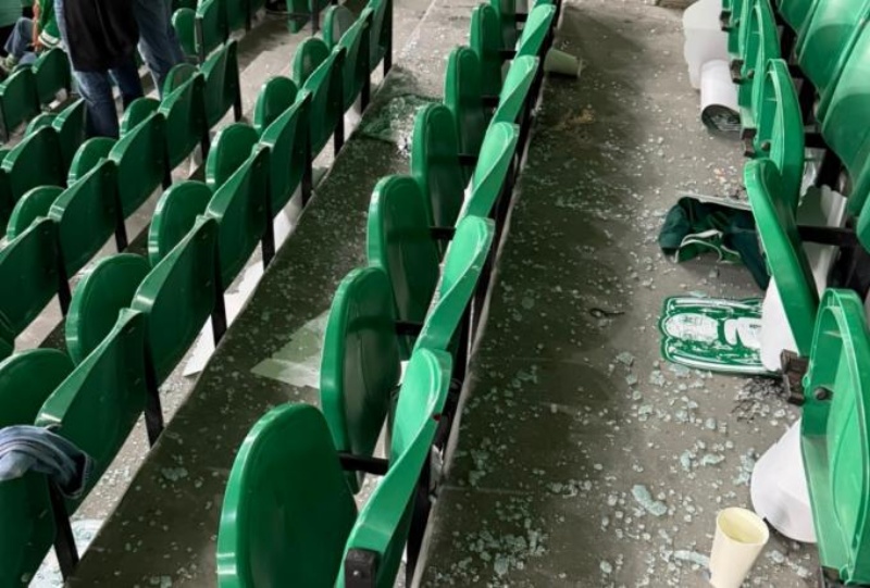 Σκηνικό τρόμου στο Αλβαλάδε: Οπαδοί της Πόρτο έσπασαν παράθυρα και τραυματίστηκαν 17 άτομα (ΒΙΝΤΕΟ) Σκηνικό τρόμου στο Αλβαλάδε: Οπαδοί της Πόρτο έσπασαν παράθυρα και τραυματίστηκαν 17 άτομα (ΒΙΝΤΕΟ)