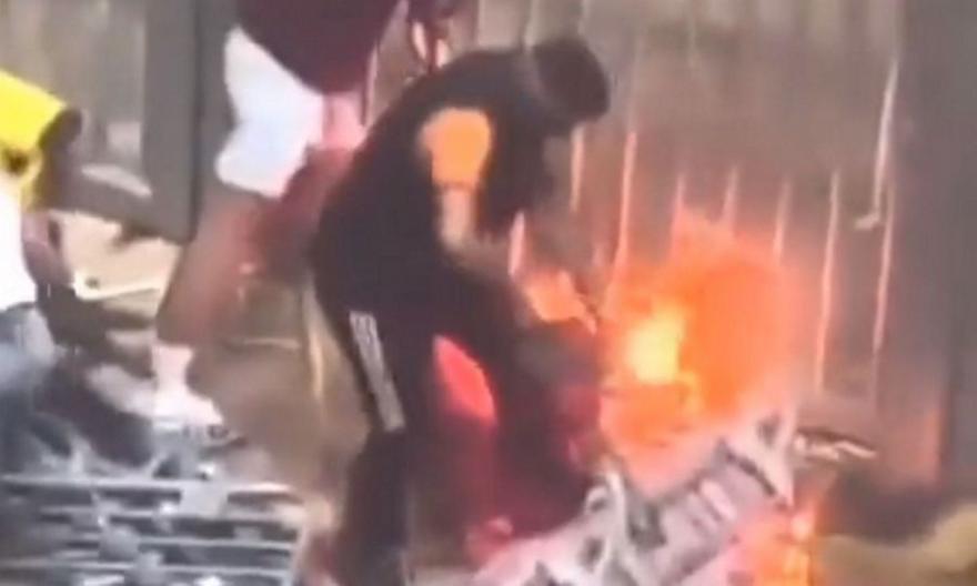 Οπαδός εμφανίστηκε στην εξέδρα με… αλυσοπρίονο!